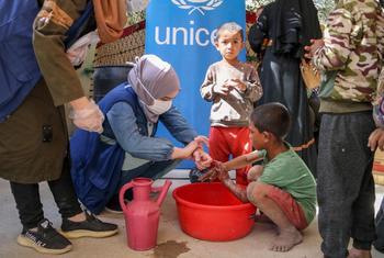 تعلم عامر  كيفية غسل يديه جيدا من فريق الصحة والتغذية المتنقل المدعوم من اليونيسف. هذه الأنشطة هي جزء من استجابة اليونيسف المستمرة للكوليرا في دير الزور ، بسوريا. 