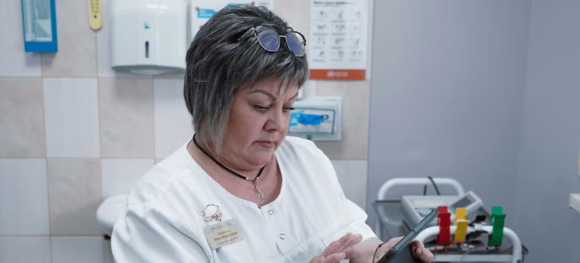 Медсестра Инна Ухабова находится «на передовой» службы планирования семьи, работая в Левобережном центре первичной медико-санитарной помощи в Запорожье.