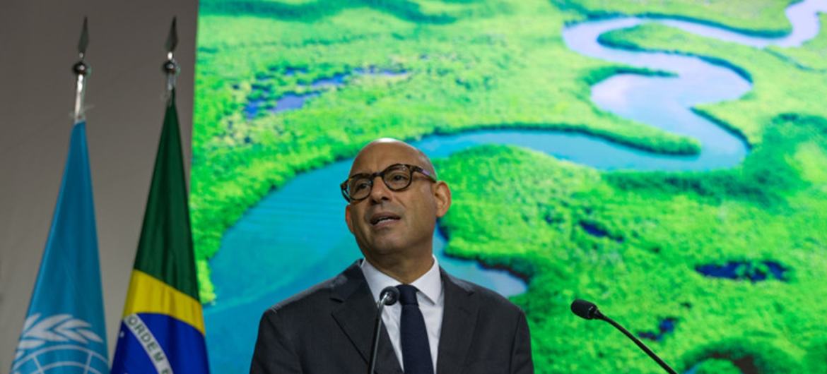 O secretário-executivo da ONU para Mudanças Climáticas, Simon Stiell, discursa na abertura da COP30 em Belém, Brasil