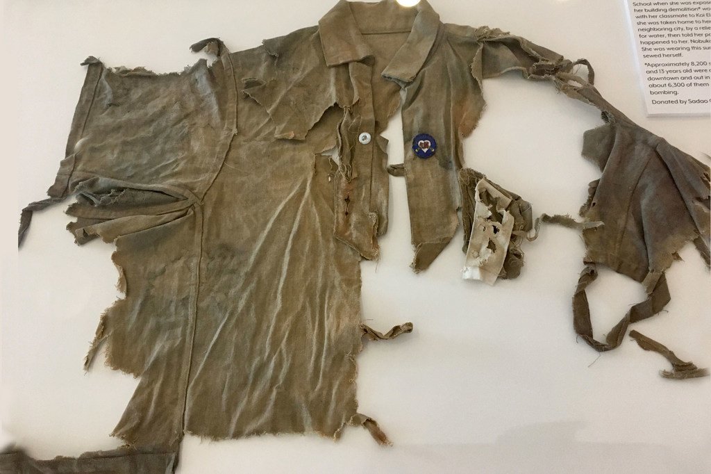 Une chemise déchiquetée lors du bombardement nucléaire est un objet de l'exposition sur le désarmement.  