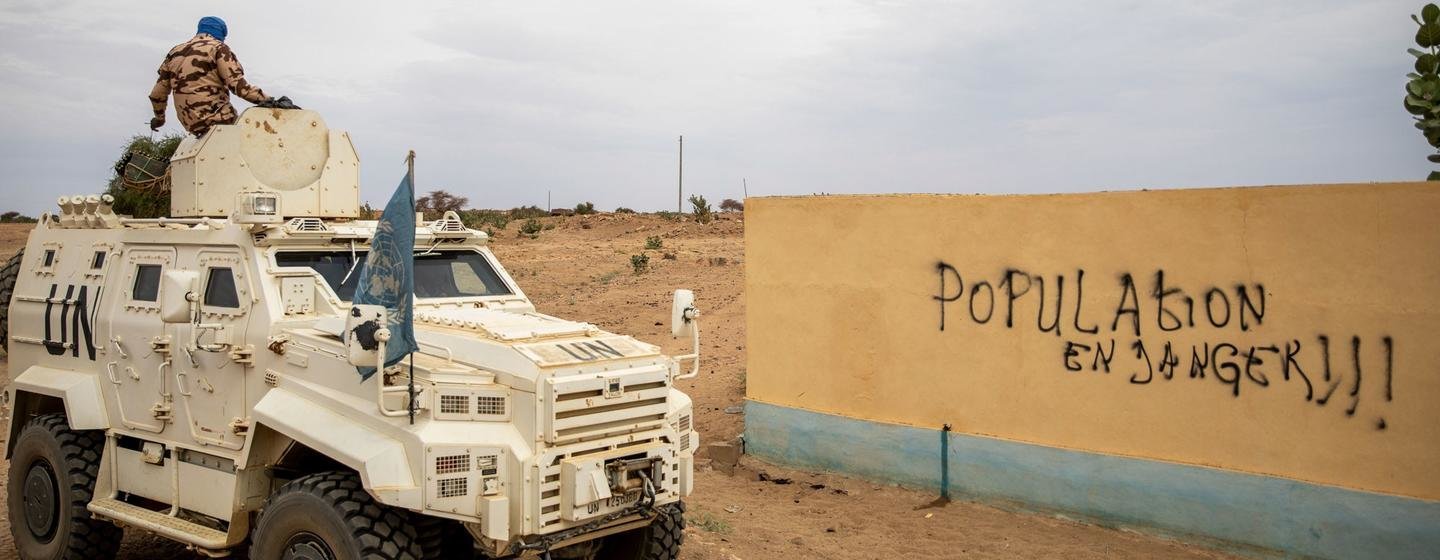 Un vehículo blindado de la MINUSMA en Aguelhock, Malí.