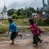 在缅甸克耶邦的洛伊考，学生们放学后步行回家。（资料图）