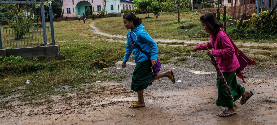 在缅甸克耶邦的垒固，学生放学后步行回家。