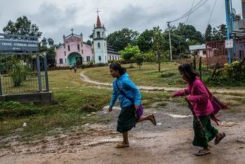 在缅甸克耶邦的垒固，学生放学后步行回家。
