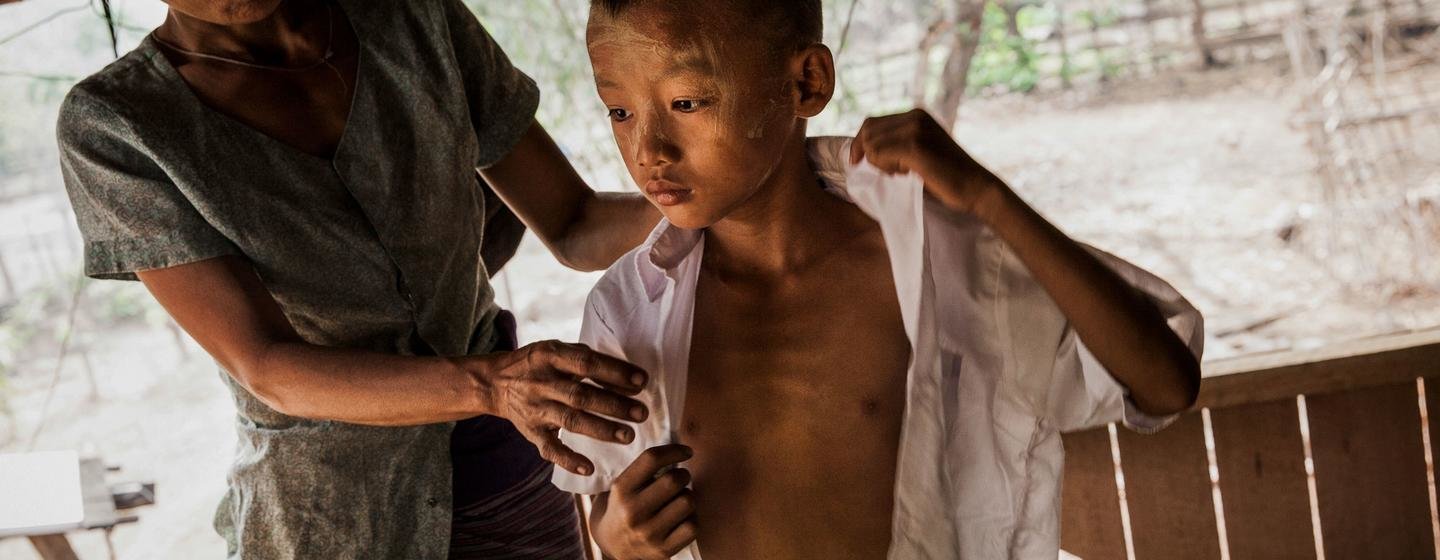 म्याँमार के कायिन प्रान्त में बिना विस्फोट हुई आयुद्ध सामग्री की चपेट में आने से घायल एक लड़का. (फ़ाइल)