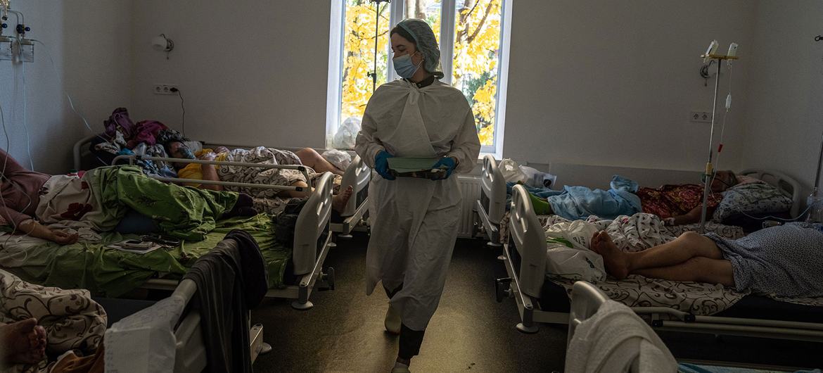 یوکرین کے ایک ہسپتال میں کووڈ۔19 سے متاثرہ مریضوں کی دیکھ بھال کی جا رہی ہے۔