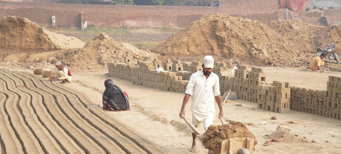 یونین کے ذریعے مزدوروں کو آجروں کے ساتھ اجتماعی سودے بازی کے ذریعے اپنے حقوق حاصل کرنے میں مدد ملتی ہے۔