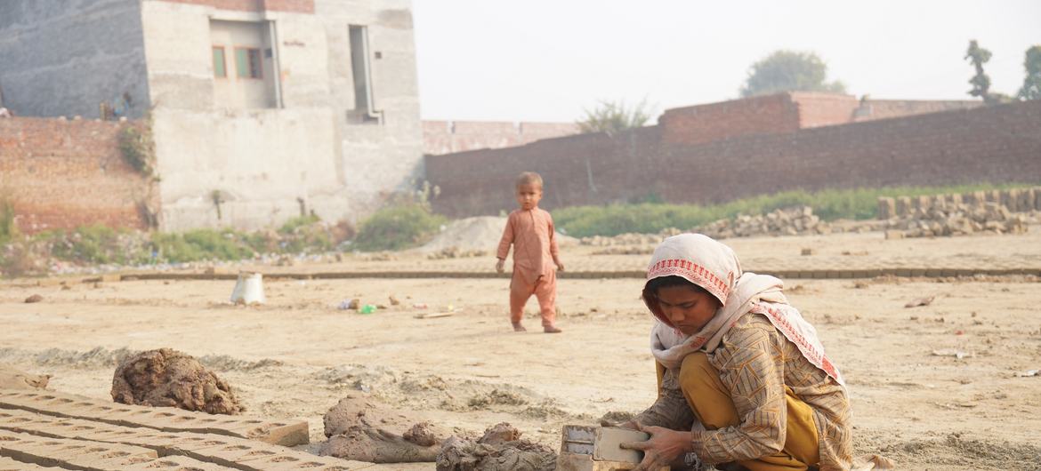 पाकिस्तान में ईंट के भट्टे पर काम कर रही एक लड़की. (प्रतीकात्मक तस्वीर)