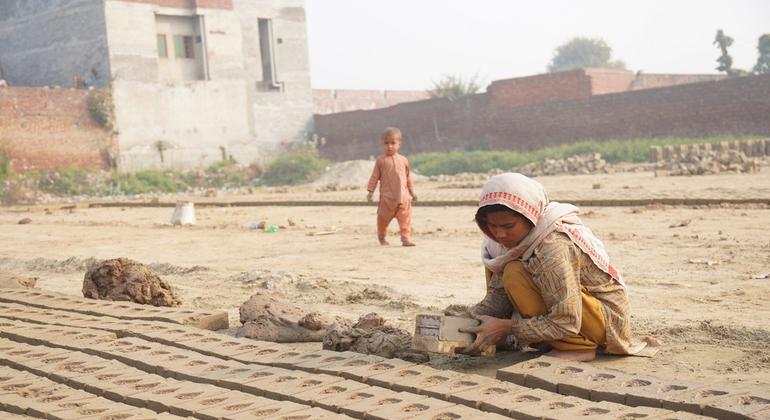 पाकिस्तान में ईंट के भट्टे पर काम कर रही एक लड़की. (प्रतीकात्मक तस्वीर)