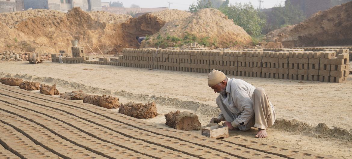 حیدر علی نے اپنے آجر سے 20 ہزار روپے قرض لے رکھا ہے جس کی ادائیگی تک وہ بھٹہ چھوڑ نہیں سکتے۔ 