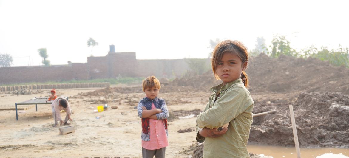 بھٹہ مزدوروں کے بچے بینائی کے مسائل اور سانس کی بیماریوں کا آسان ہدف ہوتے ہیں۔