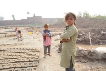 پاکستان کے تقریبا چالیس فیصد بچے سکول جانے سے محروم ہیں۔