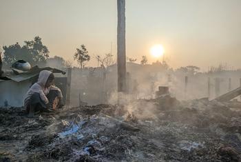 اس سال جنوری میں روہنگیا پناہ گزینوں کے ایک کیمپ میں آگ لگنے سے سینکڑوں خاندان اپنے عارضی ٹھکانے بھی کھو بیٹھے تھے۔