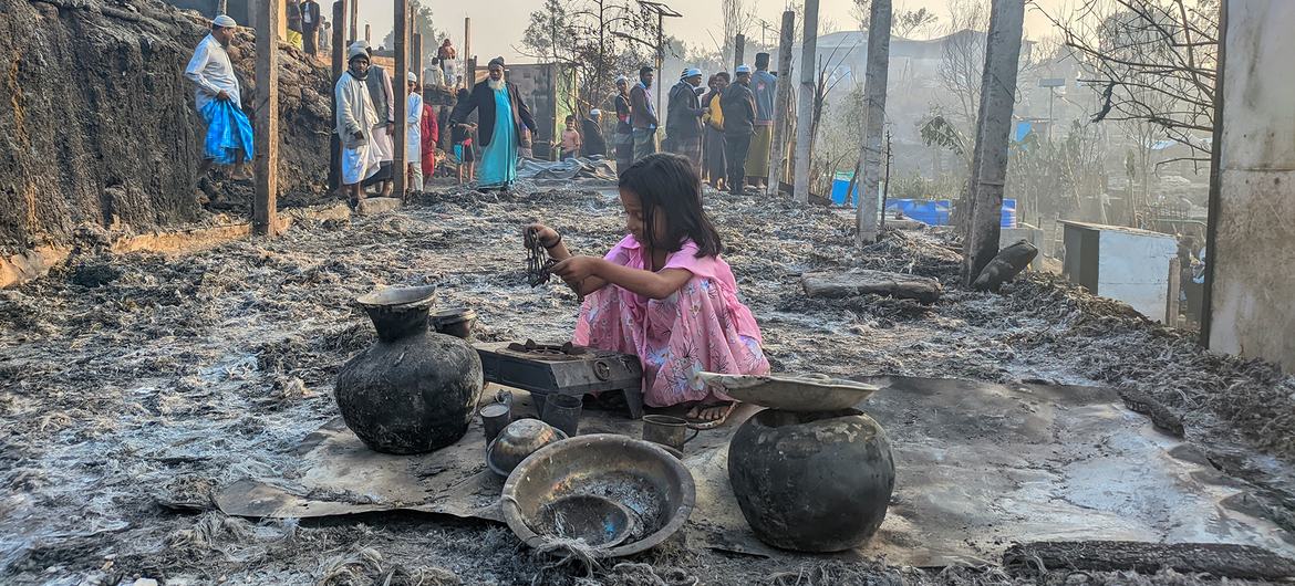 Más de 5000 personas, entre ellas 3500 niños, perdieron sus hogares en un incendio en un refugio de Bangladesh.
