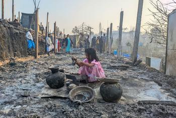أكثر من 5000 شخص فقدوا منازلهم في حريق اندلع في مخيم للاجئين في بنغلاديش. يوجد في بنغلاديش نحو مليون لاجئ من الروهينجا.