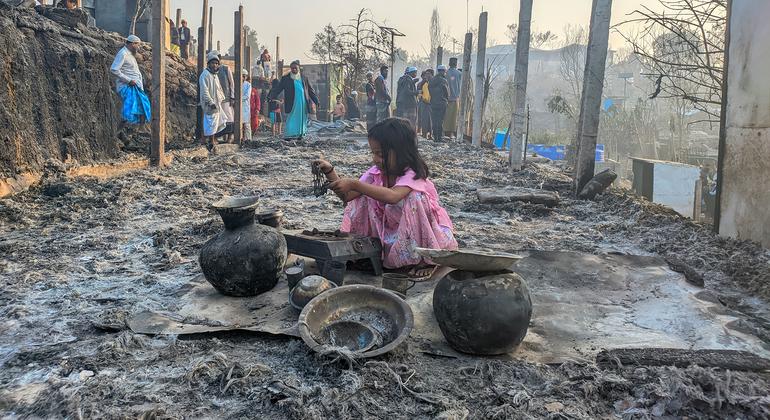 बांग्लादेश में एक शरणार्थी के घर में लगी आग में 3,500 बच्चों सहित 5,000 से अधिक लोगों के घर नष्ट हो गए.