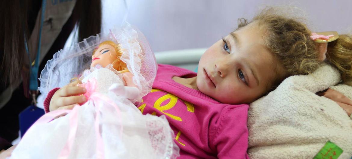 شام کے شہر الیپو کے ہسپتال میں کینسر میں مبتلا ایک زیرعلاج بچی۔