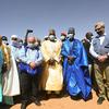 Wakuu wa UNHCR, Filippo Grandi (wa pili kulia), na IOM, António Vitorino (wa pili kushoto), wakitembelea kituo cha misaada ya kibinadamu cha UNHCR huko Agadez, katikati mwa Niger.