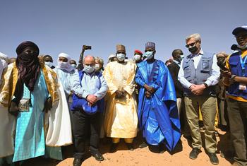 Wakuu wa UNHCR, Filippo Grandi (wa pili kulia), na IOM, António Vitorino (wa pili kushoto), wakitembelea kituo cha misaada ya kibinadamu cha UNHCR huko Agadez, katikati mwa Niger.