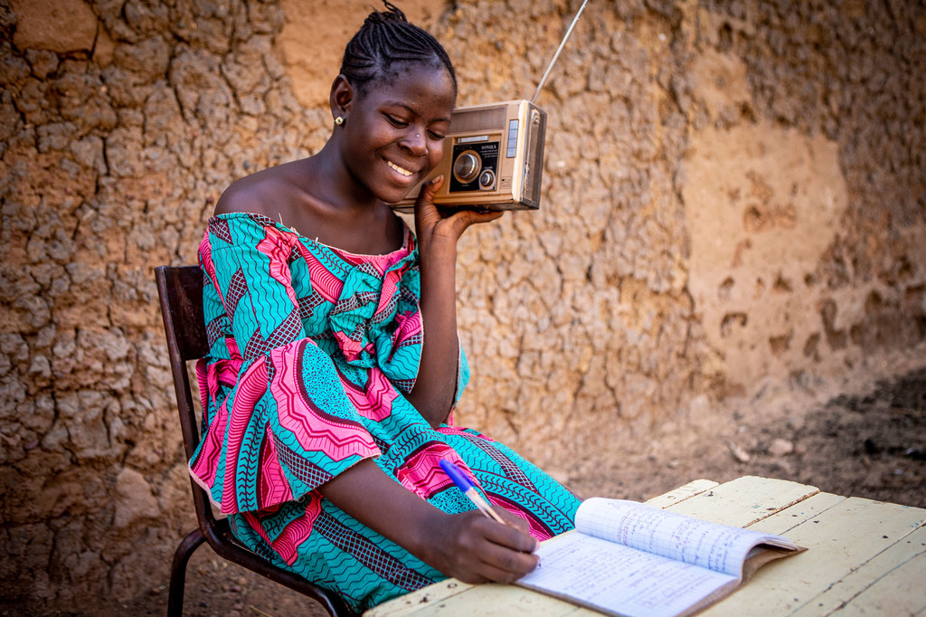 Une élève de neuvième année suit ses cours à la radio au Mali.