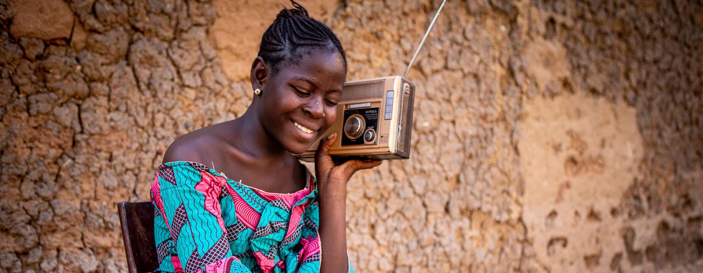 Une élève de neuvième année suit ses cours à la radio au Mali.