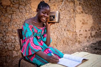 Une élève malienne de neuvième année suivant ses cours à la radio. Mikado FM a cessé d'émettre le 30 novembre 2023 en attendant le départ complet de la MINUSMA, qui doit s'achever le 31 décembre prochain (photo d'archives).