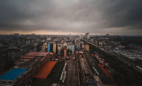 Bangladesh: La ONU insta a una transición pacífica mientras el primer ministro dimite y huye del país