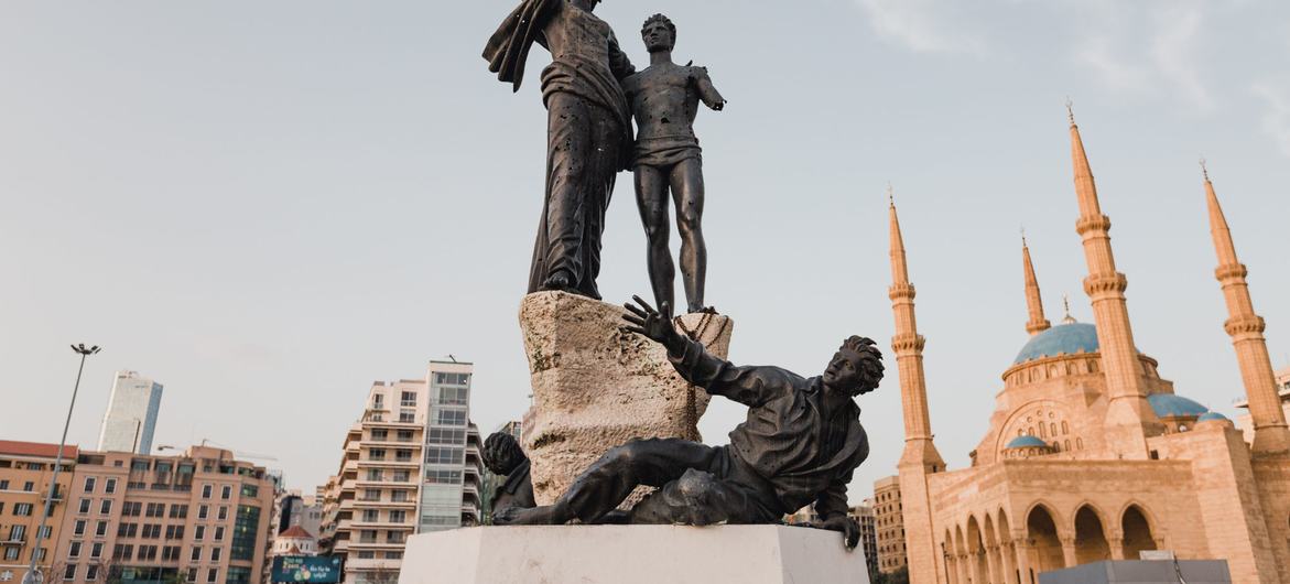 نصب الشهداء ويظهر خلفه مسجد محمد الأمين في العاصمة اللبنانية بيروت.