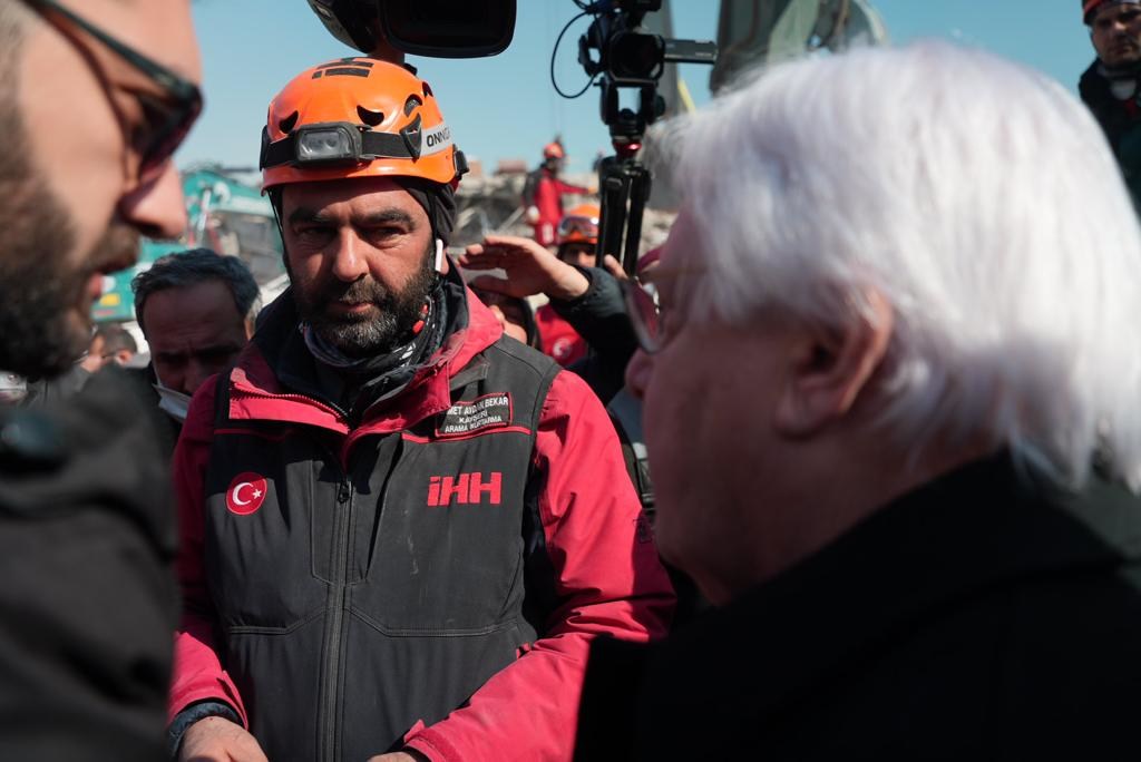 Le Coordinateur des secours d'urgence de l'ONU, Martin Griffiths, rencontre le chef d'une équipe  de recherche et de sauvetage turque à Kahramanmaraş, Türkiye.
