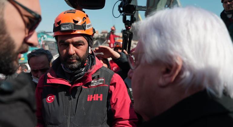 संयुक्त राष्ट्र के आपदा राहत मामलों के समन्वयक मार्टिन ग्रिफ़िथ्स, तुर्कीये में एक बचाव दल के साथ मुलाक़ात करते हुए.