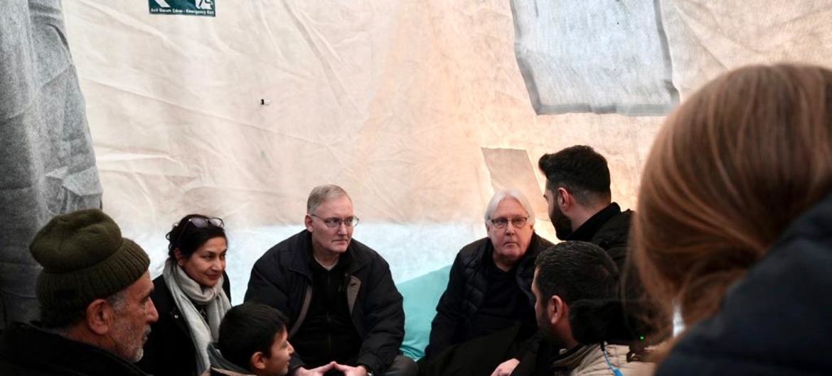 El Coordinador del Socorro de Emergencia, Martin Griffiths, visita Kahramanmaraş, Türkiye, donde se reunió con familias afectadas por el terremoto