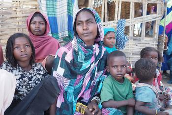 Une réfugiée soudanaise et ses enfants sont assis ensemble dans un camp de Birao, en République centrafricaine.