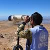 Observateur militaire de l'Organisme des Nations Unies chargé de la surveillance de la trêve (ONUST) surveillant la situation sur le terrain.