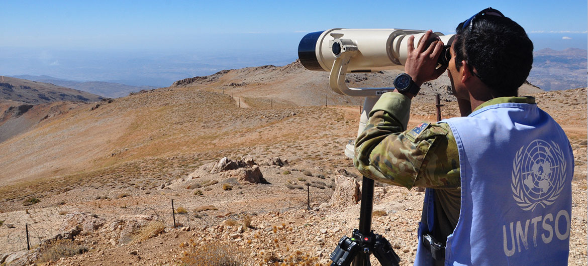 Observateur militaire de l'Organisme des Nations Unies chargé de la surveillance de la trêve (ONUST) surveillant la situation sur le terrain.
