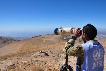Observateur militaire de l'Organisme des Nations Unies chargé de la surveillance de la trêve (ONUST) surveillant la situation sur le terrain.