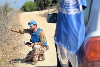Un observateur militaire de l'Organisme des Nations Unies chargé de la surveillance de la trêve (ONUST) informe ses collègues de la situation au Golan.