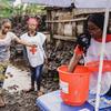 Une équipe d'intervention rapide contre le choléra soutenue par l'UNICEF ajoute du chlore à l'eau collectée dans un réservoir à Goma, dans la province du Nord-Kivu, en RDC.