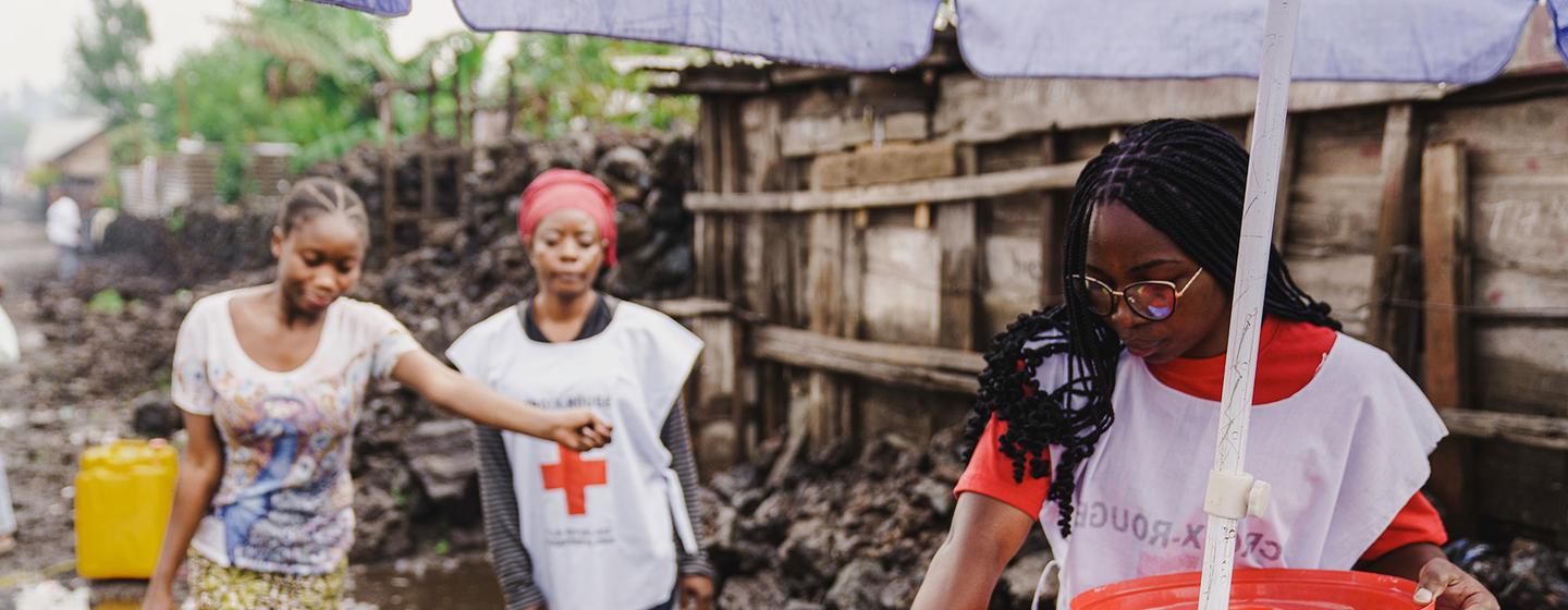Une équipe d'intervention rapide contre le choléra soutenue par l'UNICEF ajoute du chlore à l'eau collectée dans un réservoir à Goma, dans la province du Nord-Kivu, en RDC.
