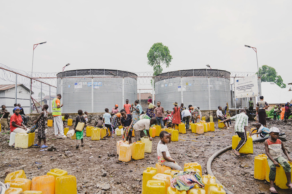 Wakimbizi wa ndani wakiwa kwenye eneo la kuteka maji lililoandaliwa na UNICEF kwenye viunga vya mji wa Goma,jimboni Kivu Kaskazini, nchini DRC.
