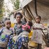 Familia iliyohamishwa na vita wakiwa mbele ya makazi yao ya muda huko Goma, jimbo la Kivu Kaskazini, DR Congo.