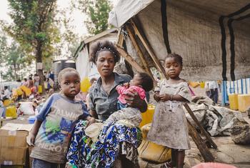 Uma família deslocada sentada em frente ao seu abrigo improvisado em Goma, província de Kivu do Norte, República Democrática do Congo