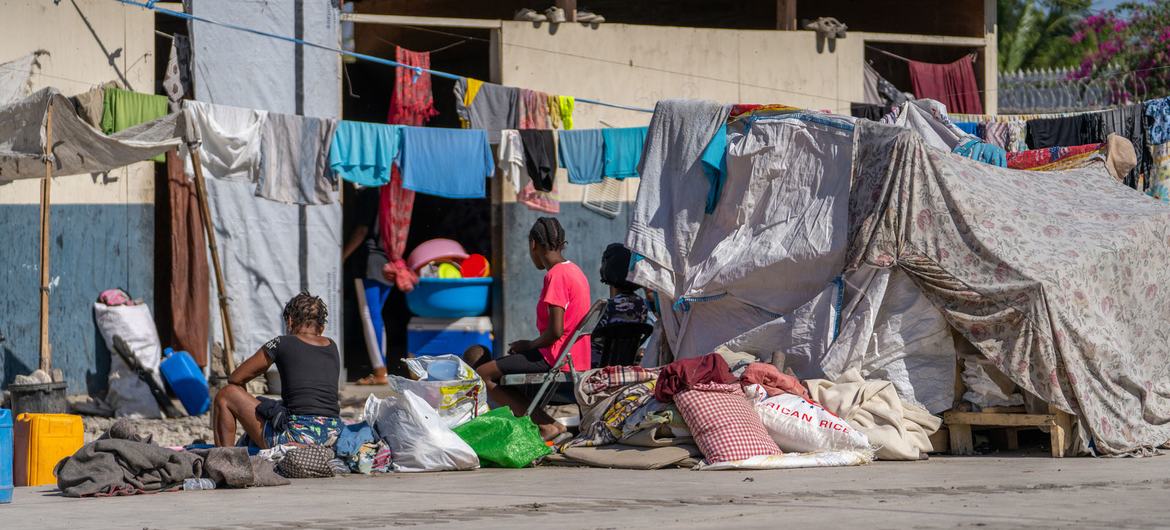 流离失所的家庭被安置在海地太子港市中心的一所学校里。