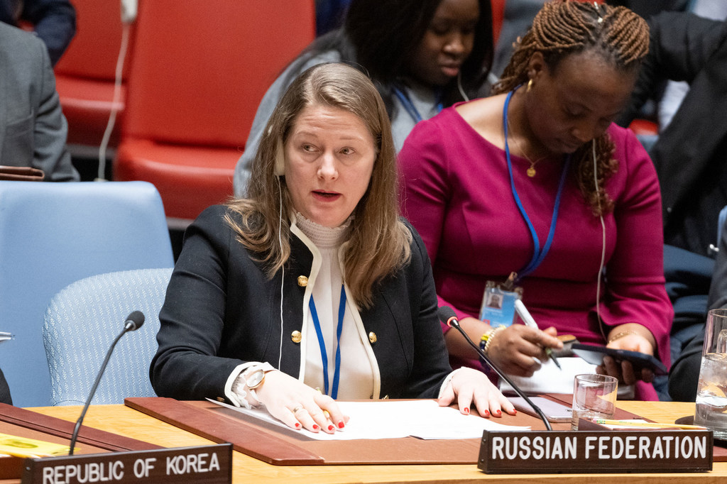 Maria Zabolotskaya från Ryska federationen informerar medlemmarna i FN:s säkerhetsråd om situationen i Mellanöstern, inklusive palestinifrågan.