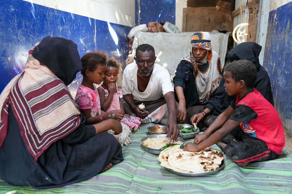 Une famille déplacée à l'intérieur du pays partage un repas pendant le Ramadan à Aden, au Yémen.