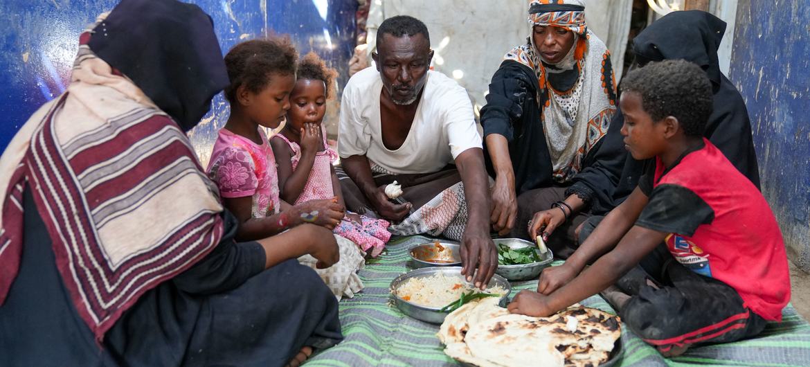 在也门亚丁，一个境内流离失所家庭在斋月期间分享餐食。