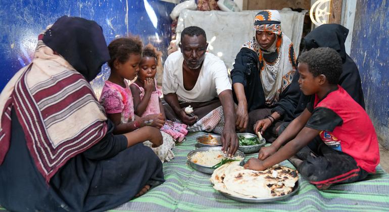 Une famille déplacée partage un repas pendant le Ramadan à Aden, au Yémen.