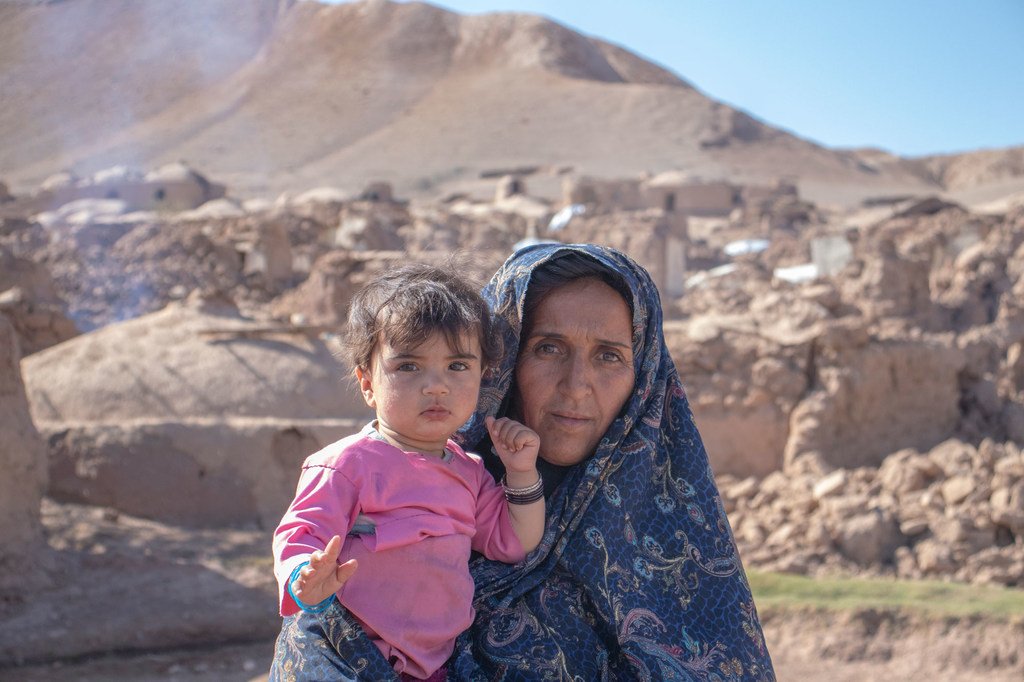 Mama akiwa amembeba mtoto wake katika kijiji cha Ahmad Abad huko Herat, magharibi mwa Afghanistan, ambacho sehemu kubwa iliharibiwa na tetemeko la ardhi.
