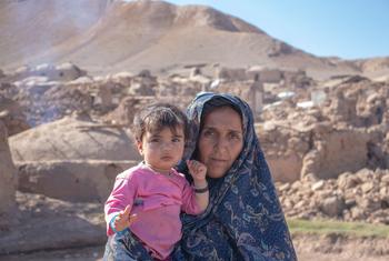 Mama akiwa amembeba mtoto wake katika kijiji cha Ahmad Abad huko Herat, magharibi mwa Afghanistan, ambacho sehemu kubwa iliharibiwa na tetemeko la ardhi.