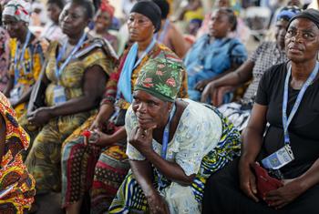 在加纳，当地妇女从儿基会实施的一项减贫生计赋权方案中受益。