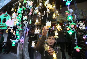 غزہ کے رمضان بازار میں ایک بچہ سجاوٹی سامان دیکھ رہا ہے۔